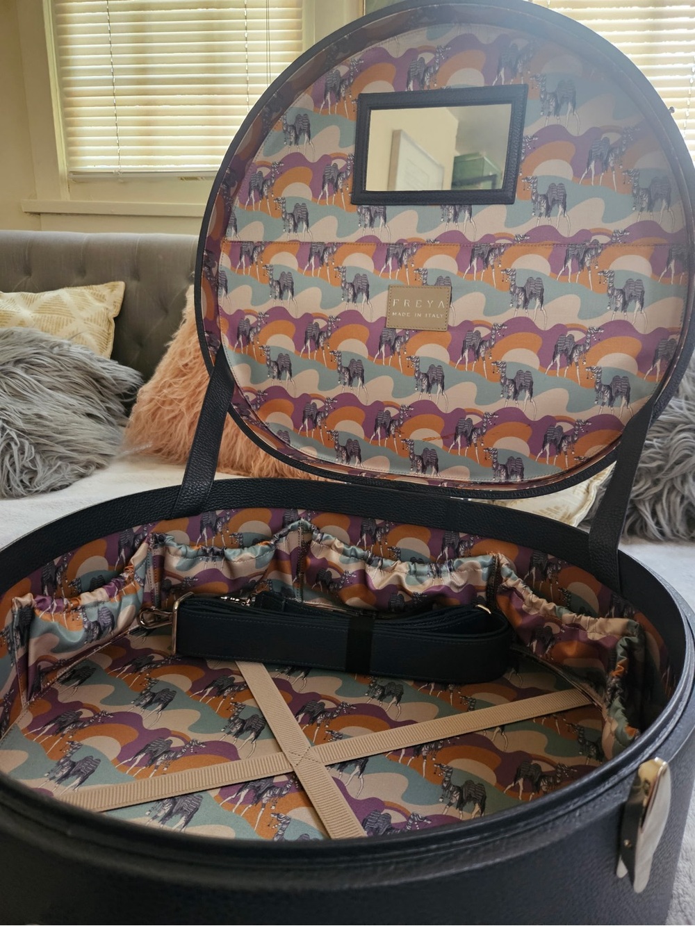 Travel w Class. Freya 100% Leather Travel Hat Box Navy BNWT - Picture 7 of 8